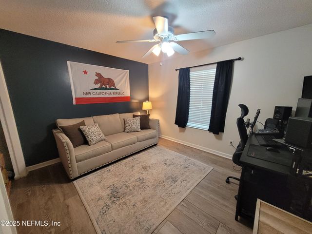 906 COUNTY ROAD 217, Jacksonville, FL 32234