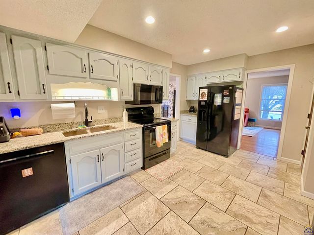 759 SW Prairie CT, Topeka, KS 66609