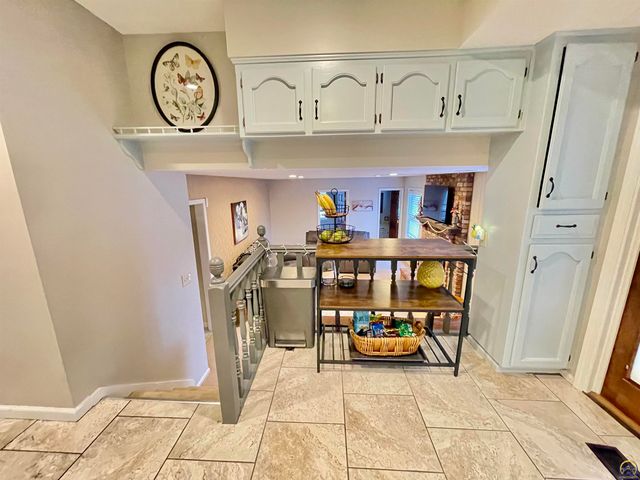 759 SW Prairie CT, Topeka, KS 66609