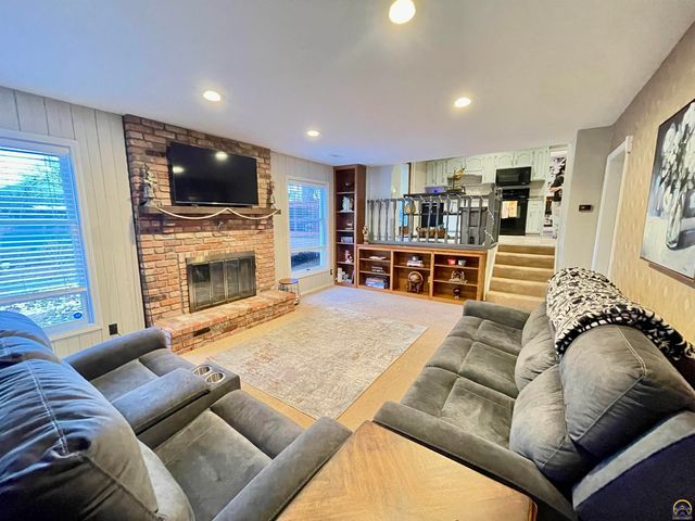 759 SW Prairie CT, Topeka, KS 66609