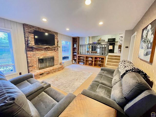 759 SW Prairie CT, Topeka, KS 66609