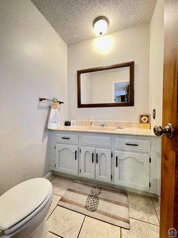 759 SW Prairie CT, Topeka, KS 66609