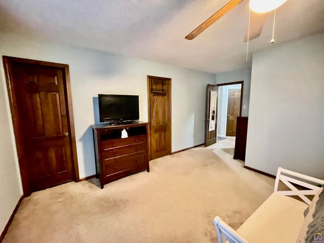 759 SW Prairie CT, Topeka, KS 66609