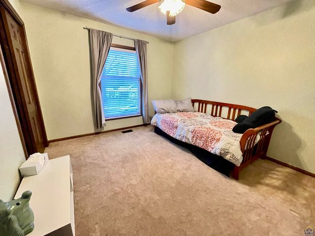 759 SW Prairie CT, Topeka, KS 66609