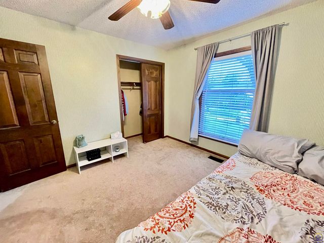 759 SW Prairie CT, Topeka, KS 66609