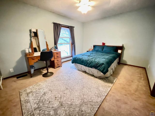 759 SW Prairie CT, Topeka, KS 66609