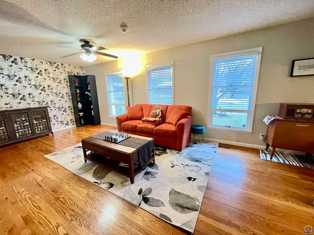 759 SW Prairie CT, Topeka, KS 66609