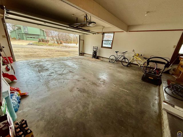 759 SW Prairie CT, Topeka, KS 66609