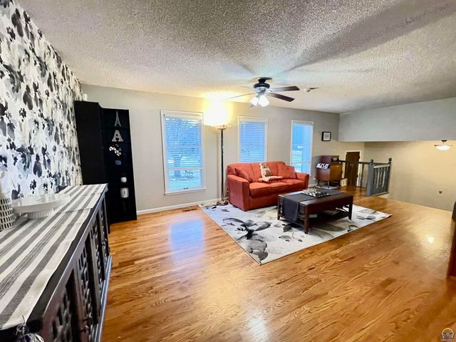 759 SW Prairie CT, Topeka, KS 66609