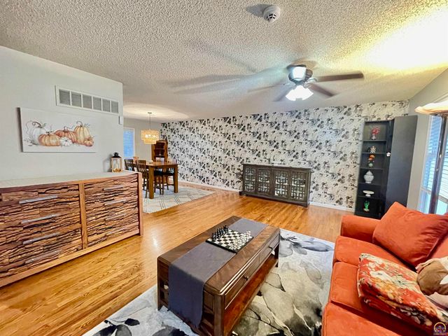 759 SW Prairie CT, Topeka, KS 66609