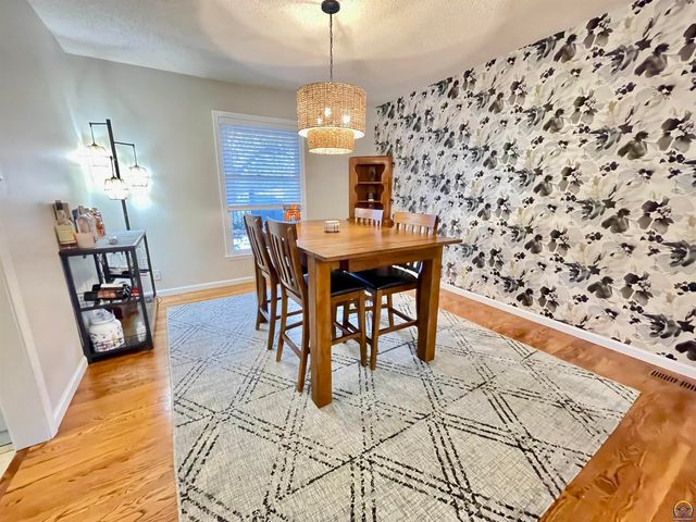 759 SW Prairie CT, Topeka, KS 66609