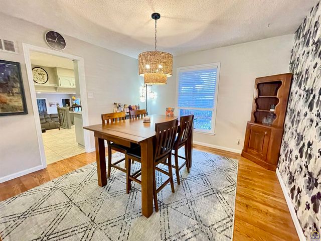 759 SW Prairie CT, Topeka, KS 66609