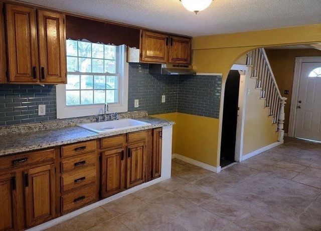 32 Randall Place, Springfield, MA 01108