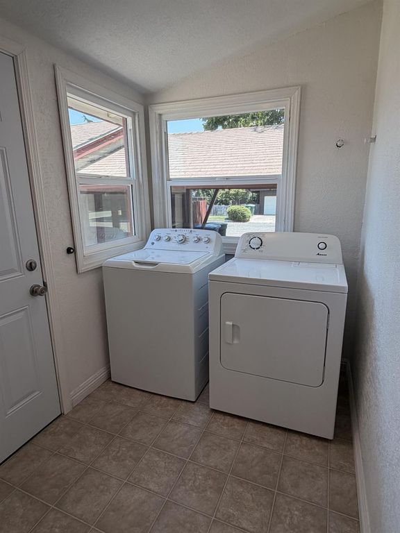 Image 14 of property listing at 410 N 3rd Street, Chowchilla, CA 93610