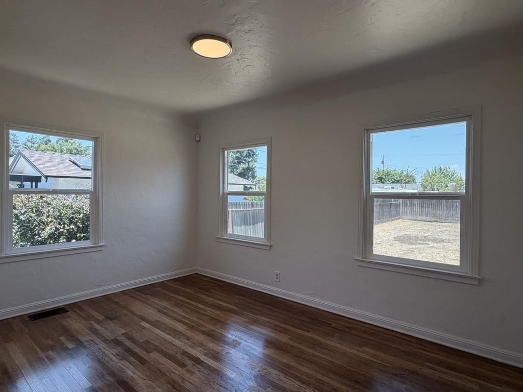 Image 18 of property listing at 410 N 3rd Street, Chowchilla, CA 93610