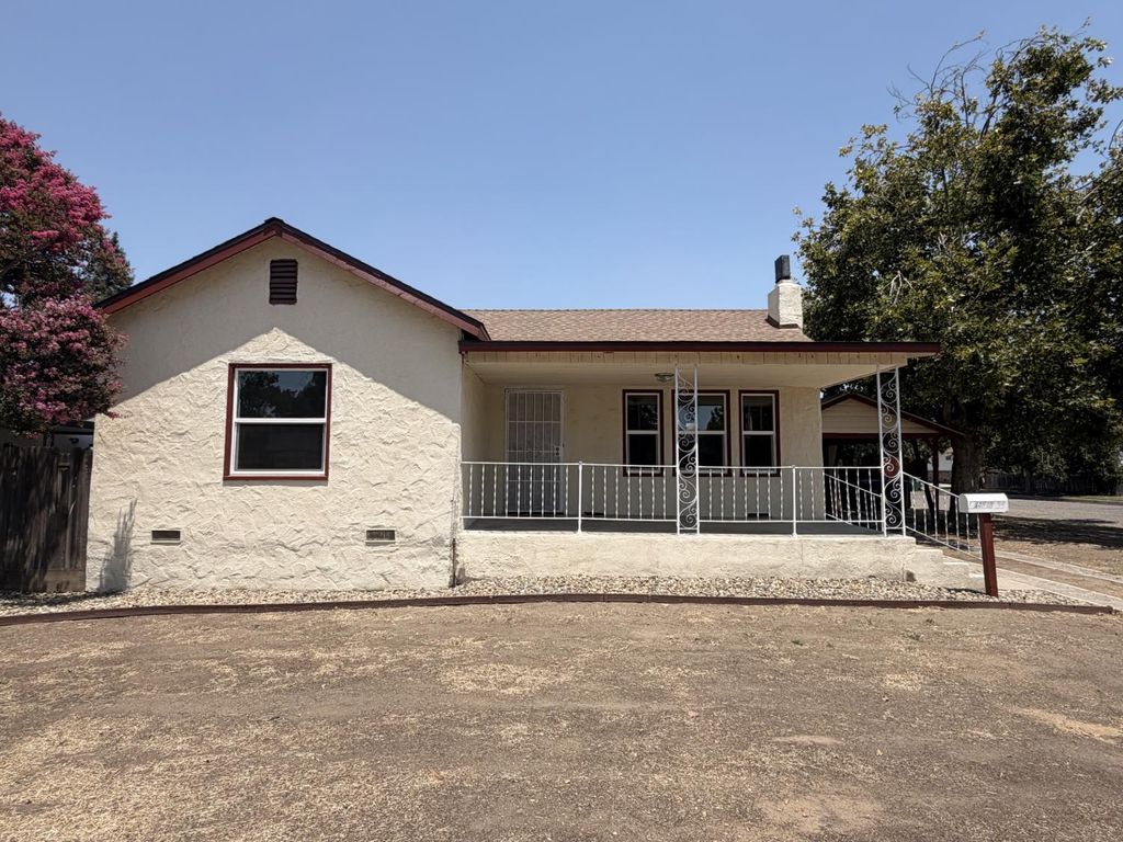 Image 2 of property listing at 410 N 3rd Street, Chowchilla, CA 93610