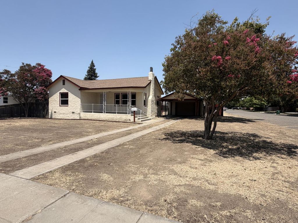 Image 3 of property listing at 410 N 3rd Street, Chowchilla, CA 93610