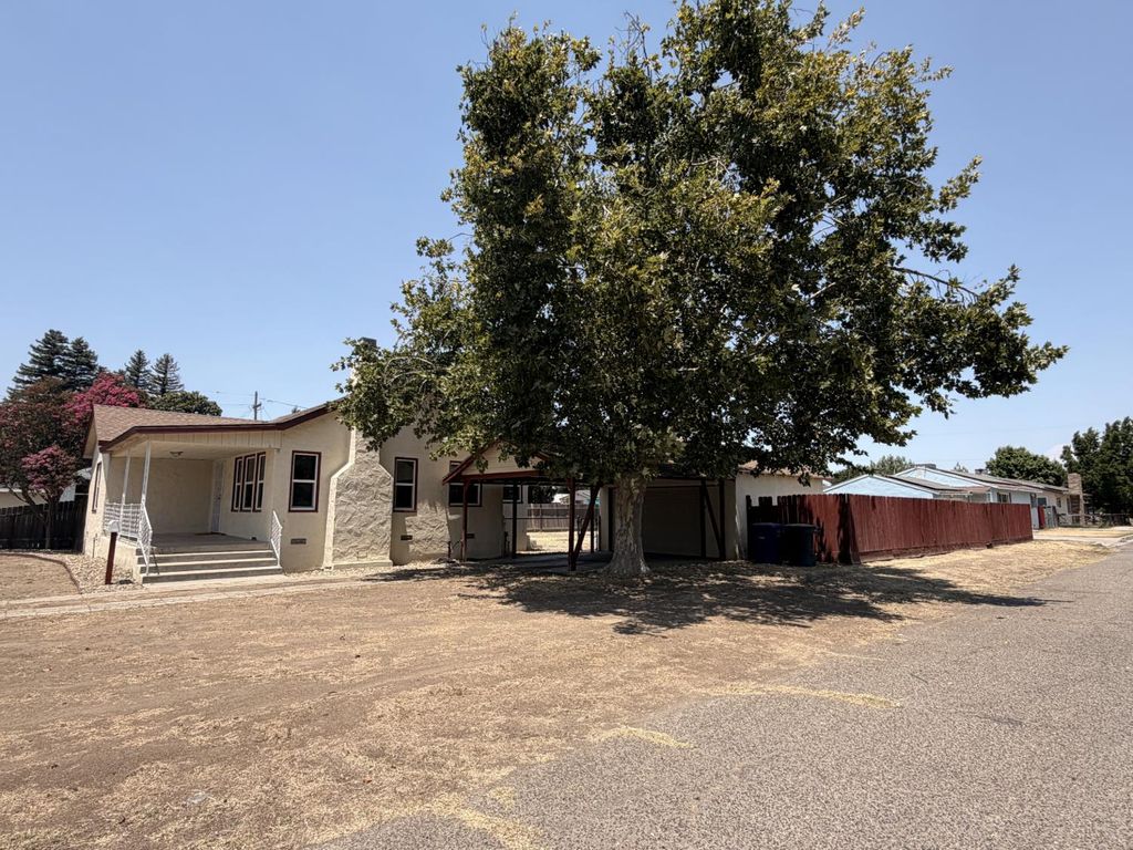 Image 4 of property listing at 410 N 3rd Street, Chowchilla, CA 93610