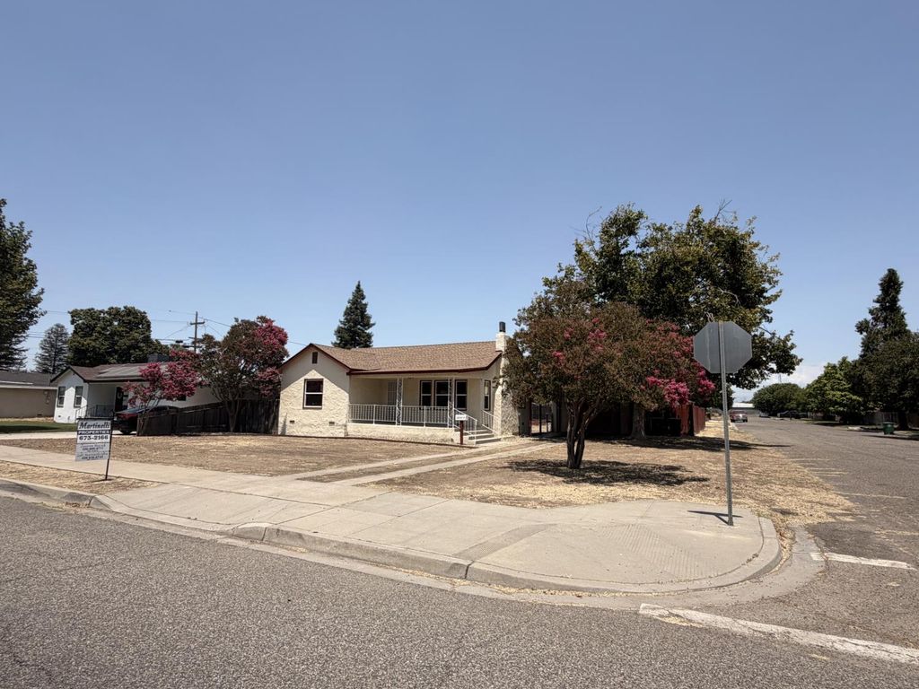 Image 5 of property listing at 410 N 3rd Street, Chowchilla, CA 93610