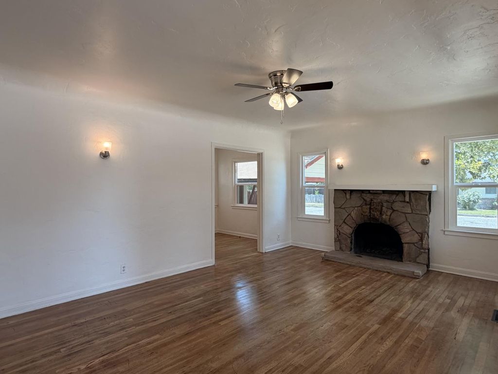 Image 6 of property listing at 410 N 3rd Street, Chowchilla, CA 93610