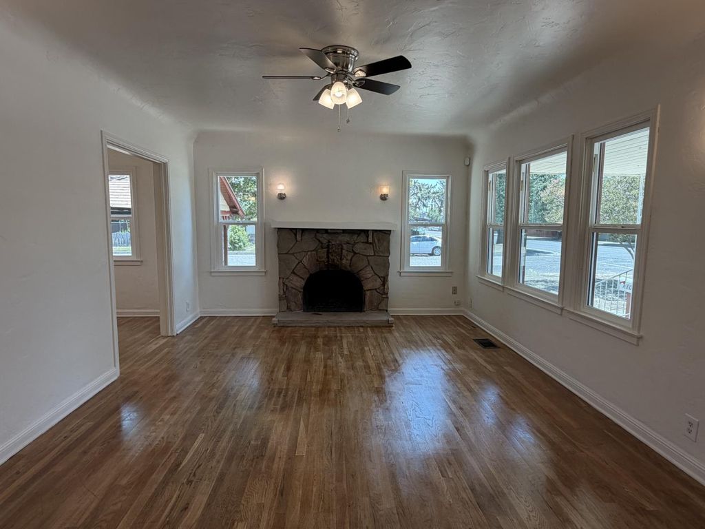 Image 7 of property listing at 410 N 3rd Street, Chowchilla, CA 93610
