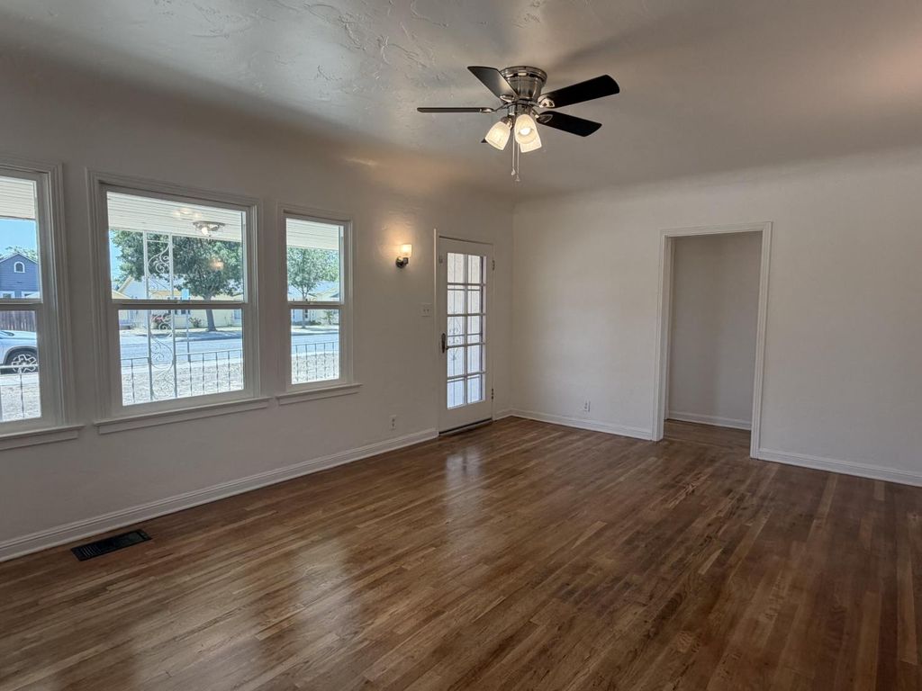 Image 8 of property listing at 410 N 3rd Street, Chowchilla, CA 93610