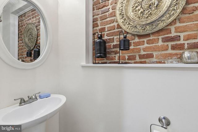 2 N CLINTON ST, Baltimore, MD 21224