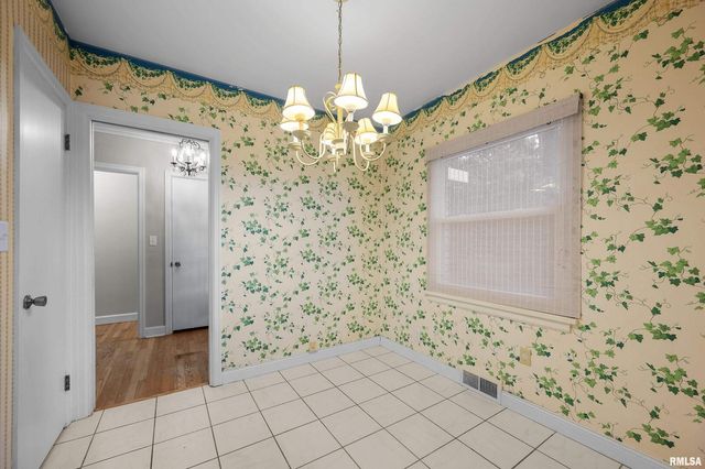 660 18TH Avenue, East Moline, IL 61244