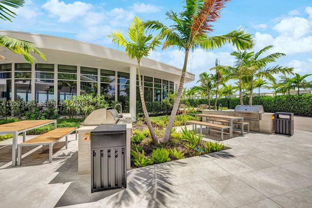 220 Lake Shore Dr 1512, West Palm Beach, FL 33403