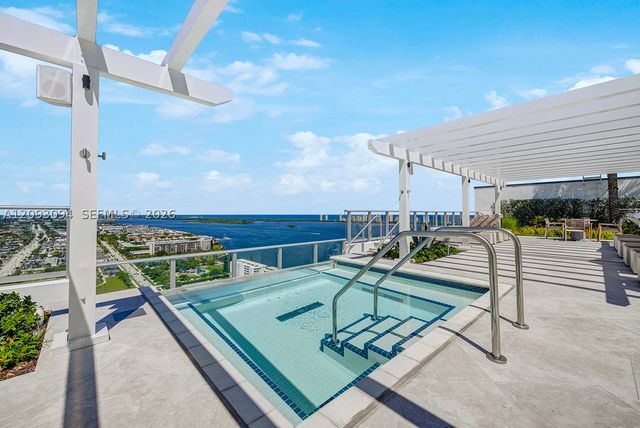 220 Lake Shore Dr 1512, West Palm Beach, FL 33403