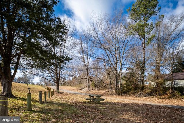 218 SHOREWOOD DR, Colonial Beach, VA 22443