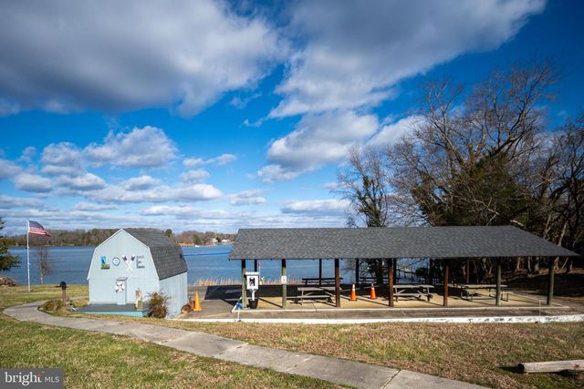 218 SHOREWOOD DR, Colonial Beach, VA 22443