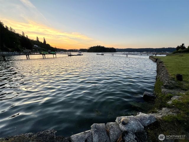582 North Shore Blvd, Fox Island, WA 98333