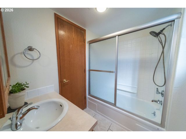 2235 Sw MARIGOLD St, Portland, OR 97219