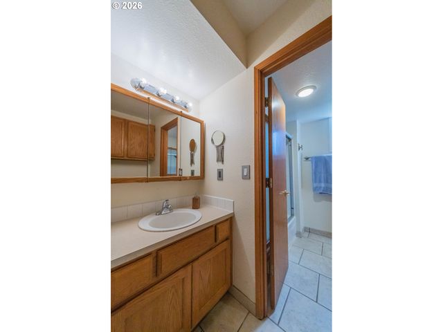 2235 Sw MARIGOLD St, Portland, OR 97219