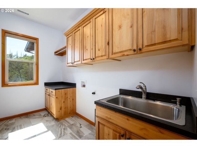 1757 RIDDLE BY PASS Rd, Riddle, OR 97469