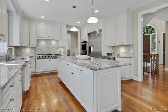 734 Wellington Circle, Rochester Hills, MI 48309