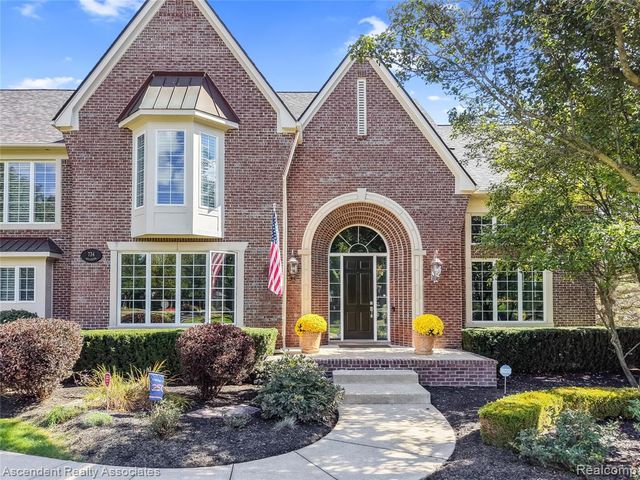 734 Wellington Circle, Rochester Hills, MI 48309