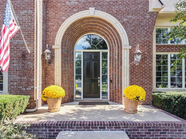 734 Wellington Circle, Rochester Hills, MI 48309