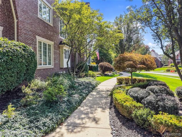 734 Wellington Circle, Rochester Hills, MI 48309
