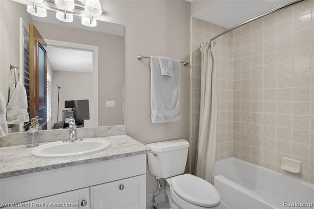 734 Wellington Circle, Rochester Hills, MI 48309