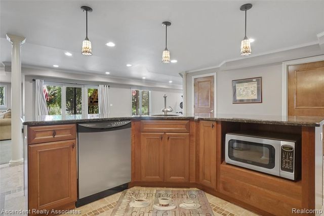 734 Wellington Circle, Rochester Hills, MI 48309
