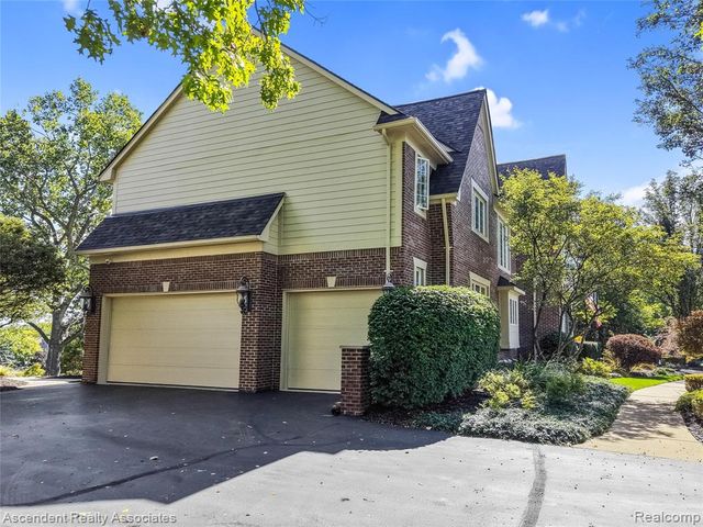 734 Wellington Circle, Rochester Hills, MI 48309