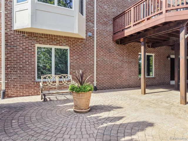 734 Wellington Circle, Rochester Hills, MI 48309