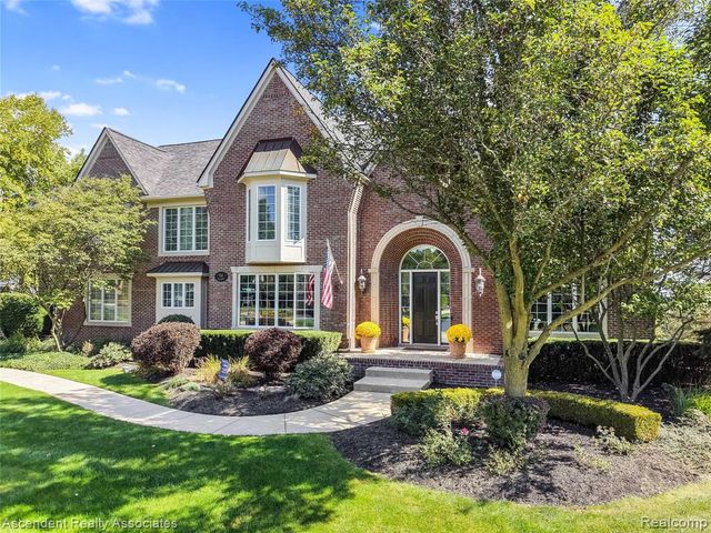 734 Wellington Circle, Rochester Hills, MI 48309