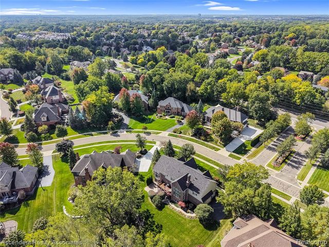 734 Wellington Circle, Rochester Hills, MI 48309