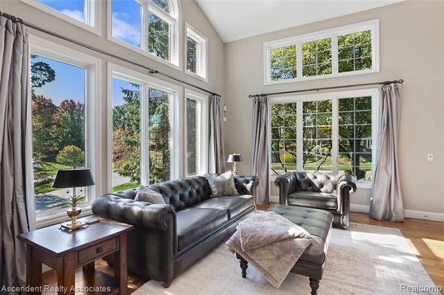 734 Wellington Circle, Rochester Hills, MI 48309