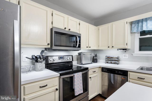 28 WOODCREST CT, Newark, DE 19702