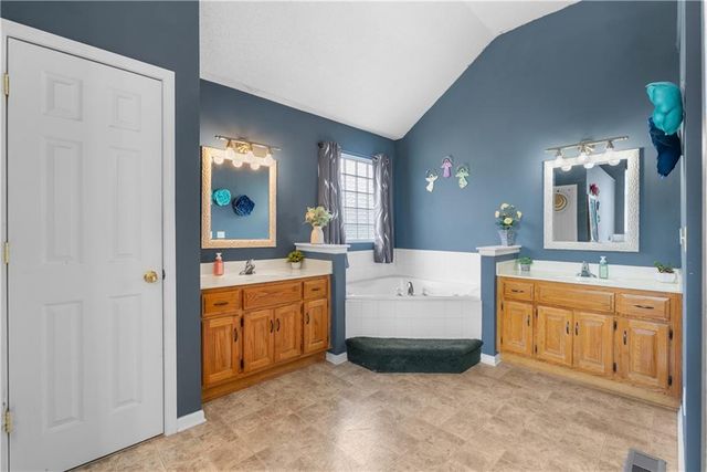 4413 SW Hillside Drive, Lee's Summit, MO 64082