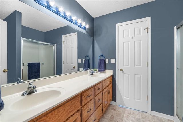 4413 SW Hillside Drive, Lee's Summit, MO 64082